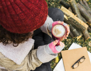 девушка с чашкой