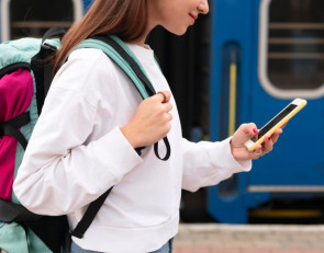 девушка путешествует