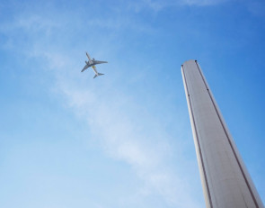 летящий самолет