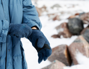 человек в варежках