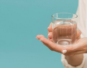 стакан в руке