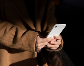 девушка в гаджете