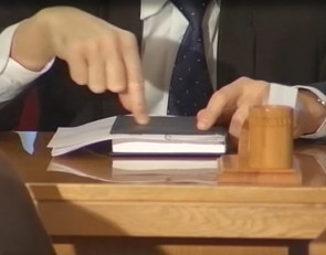 палец в блокноте