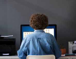 подросток за компьютером