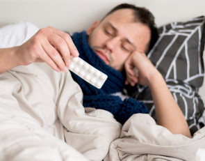 болеющий мужчина