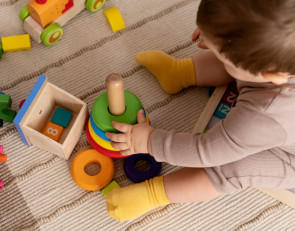 ребенок играет в саду