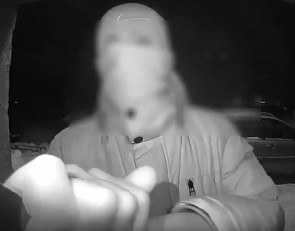 мужчина у подъезда