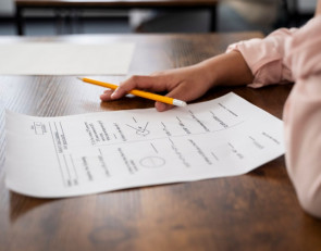 сдавать экзамен