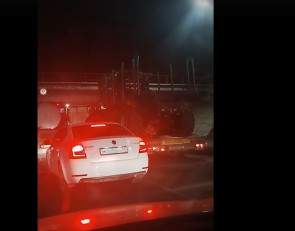 грузовик под мостом