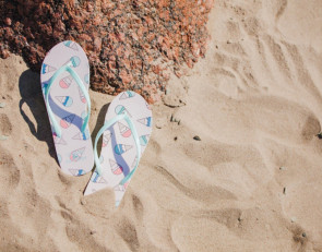 пляж и шлепки