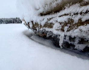 камень в снегу