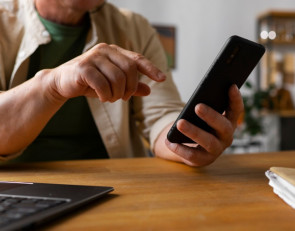 мужчина с телефоном