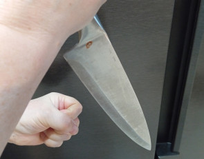 нож в женской руке