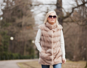 девушка на прогулке