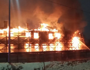 горит историческое здание