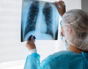 врач и снимок