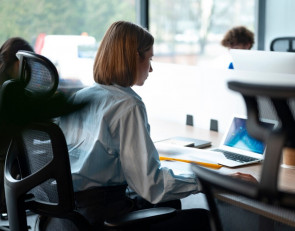 девушка на работе