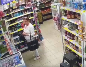 женщина в магазине