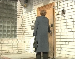 закрытая дверь и женщина