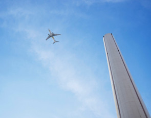 летящий самолет