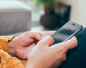 парень с телефоном