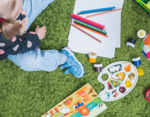 девочка рисует