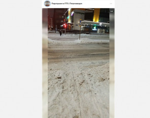 снег на тротуаре