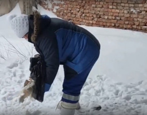 человек убирает голову в мешок