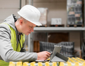 работник в каске