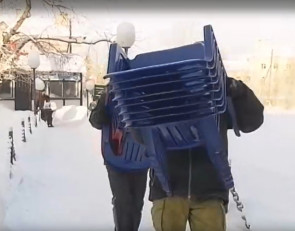 выносят стулья