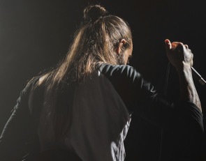 Певец на сцене с микрофоном