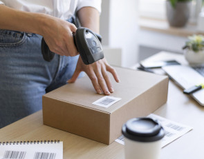 Продавец проверяет товар сканером