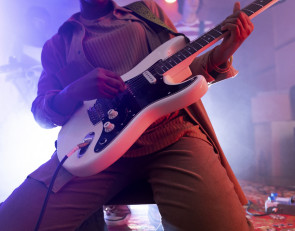 Рок-гитарист на сцене