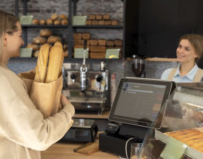 Покупатель на кассе магазина.