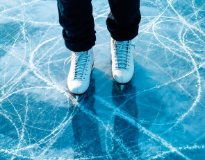 Коньки на льду