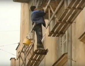дом ремонтируют