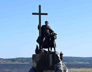 памятник крещению карелов