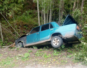 Автомобиль в кювете после ДТП