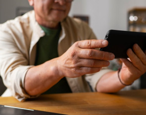 мужчина с гаджетом