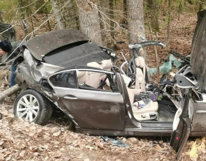 Разбитая машина в кювете.