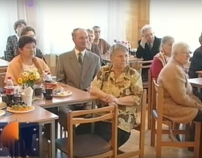 пожилые женщины за столом