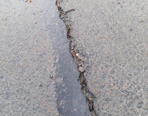 трещина в асфальте