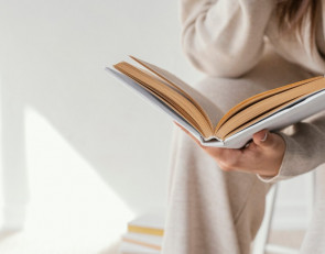 девушка и книга