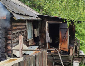 сгоревший изнутри дом