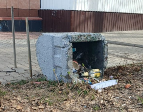 Мусор а газоне