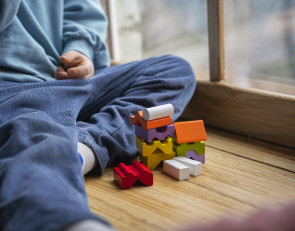 ребенок играет один