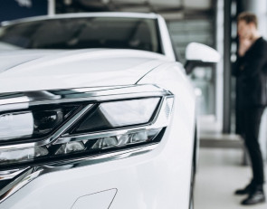 Автомобиль в салоне