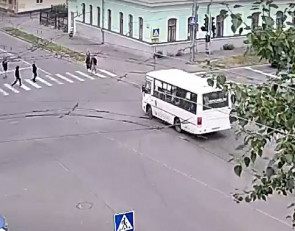 Автобус проехал на красный