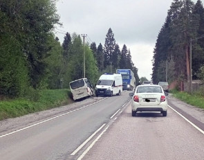 Автобус вылетел в кювет