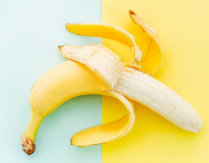 Банан на столе